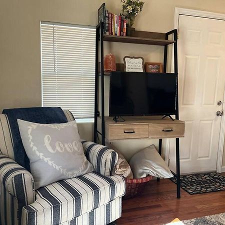 Cheerful Pet-Friendly Bungalow Right In Town Montrose Εξωτερικό φωτογραφία