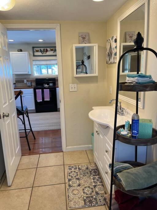 Cheerful Pet-Friendly Bungalow Right In Town Montrose Εξωτερικό φωτογραφία