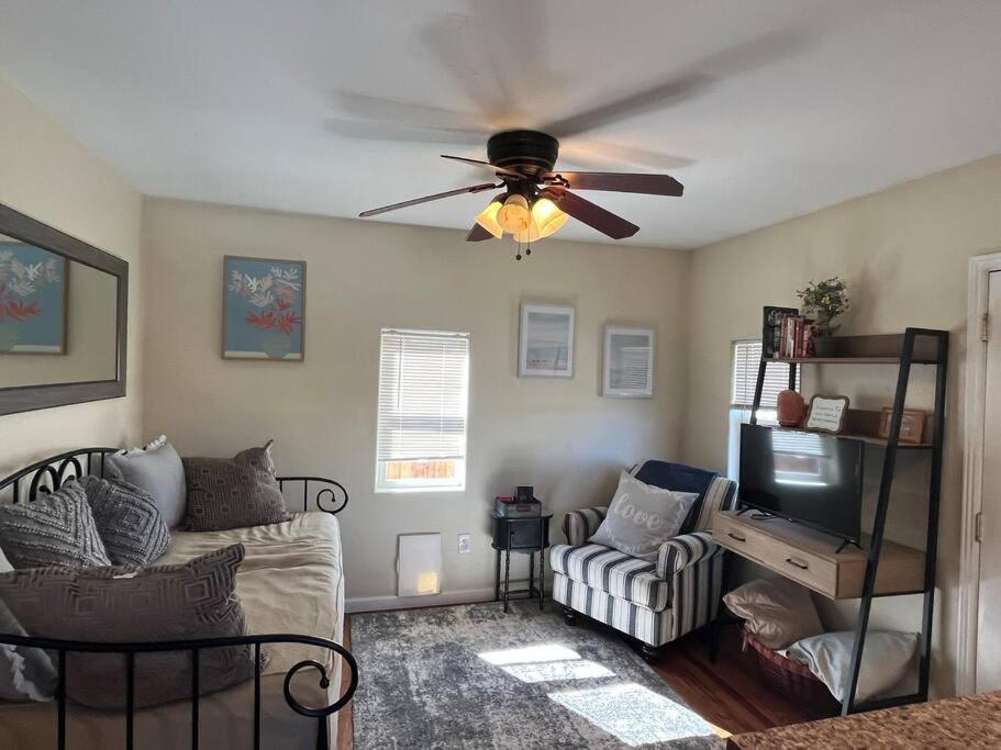 Cheerful Pet-Friendly Bungalow Right In Town Montrose Εξωτερικό φωτογραφία