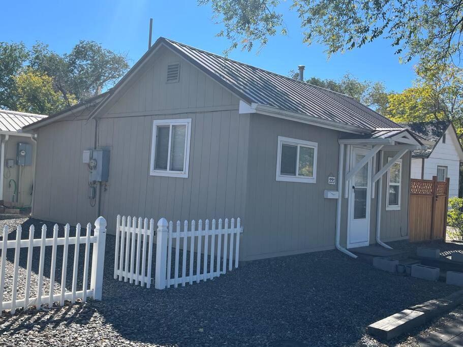 Cheerful Pet-Friendly Bungalow Right In Town Montrose Εξωτερικό φωτογραφία