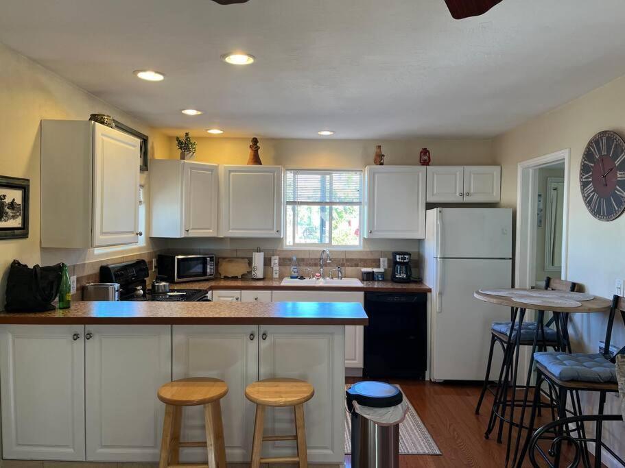 Cheerful Pet-Friendly Bungalow Right In Town Montrose Εξωτερικό φωτογραφία