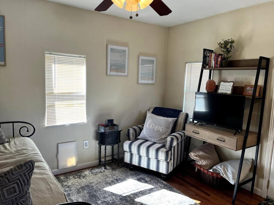 Cheerful Pet-Friendly Bungalow Right In Town Montrose Εξωτερικό φωτογραφία