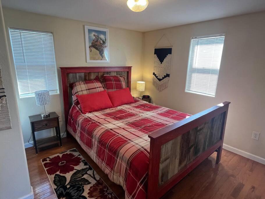 Cheerful Pet-Friendly Bungalow Right In Town Montrose Εξωτερικό φωτογραφία