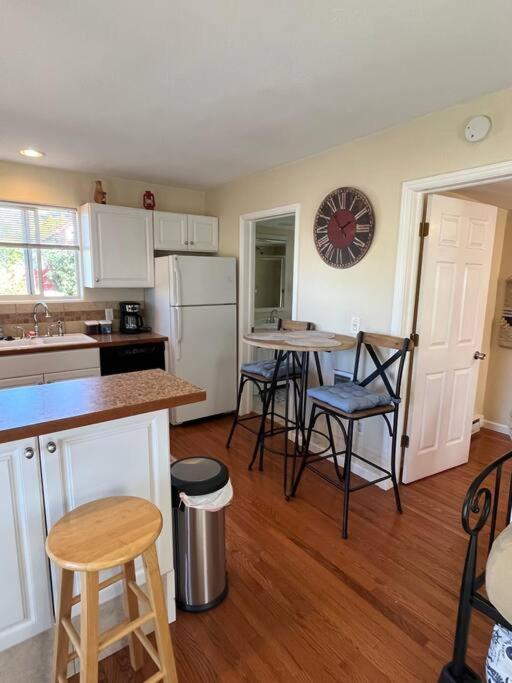 Cheerful Pet-Friendly Bungalow Right In Town Montrose Εξωτερικό φωτογραφία