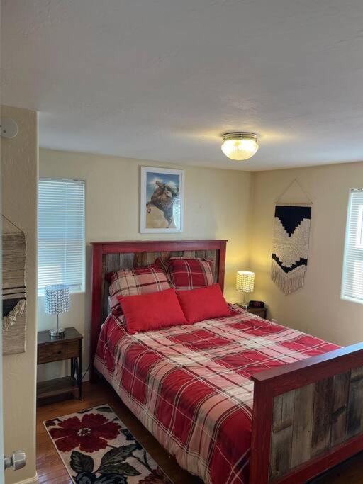 Cheerful Pet-Friendly Bungalow Right In Town Montrose Εξωτερικό φωτογραφία